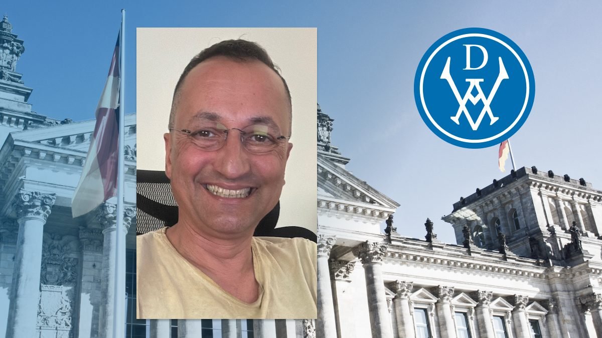 Dr. Peter Sound, politischer Sprecher des VDA, vor dem Reichstagsgebäude in Berlin