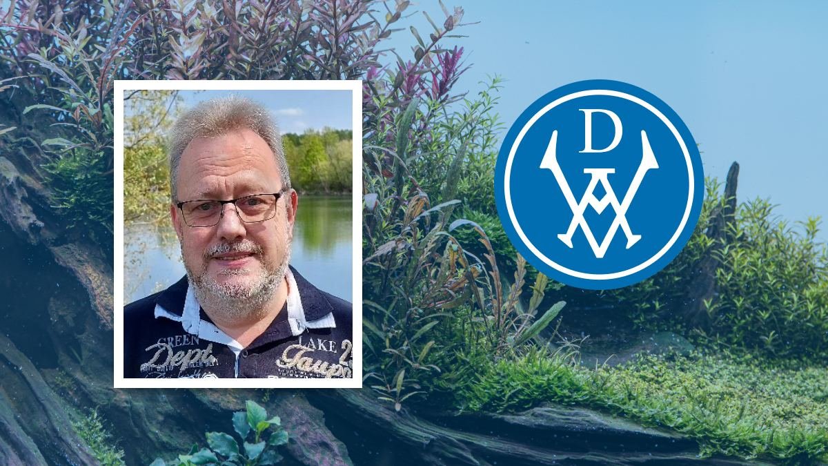 Thomas Münch, Geschäftsführer des VDA, Porträt vor einem bepflanzten Aquarium mit VDA-Logo